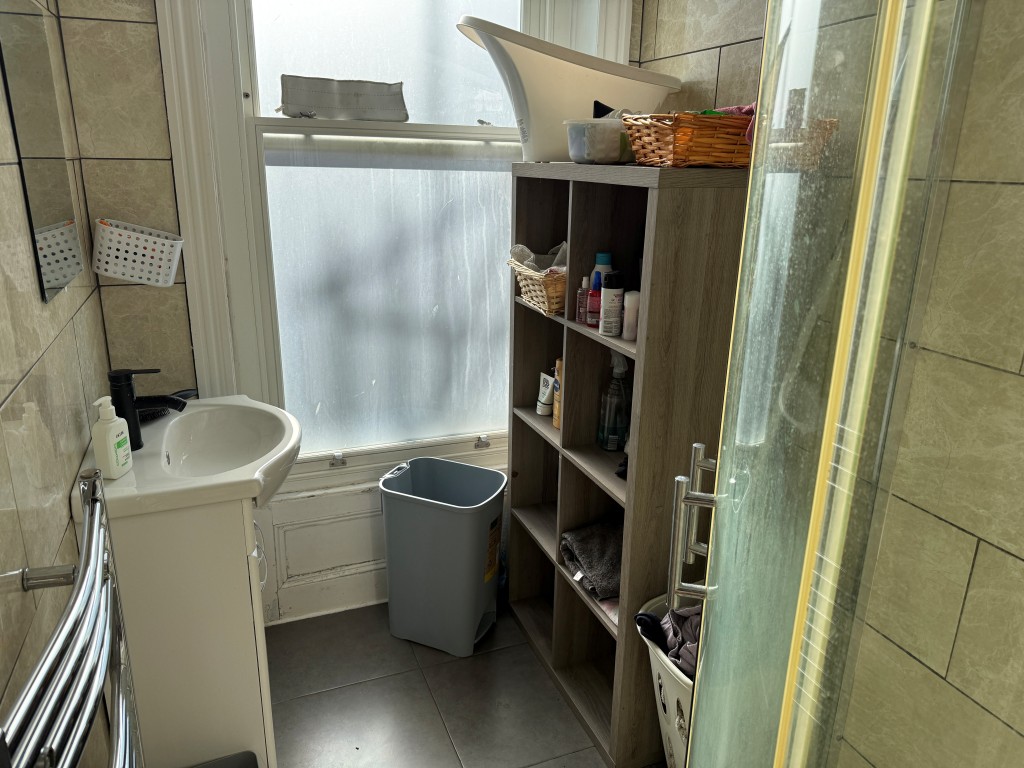 Lot: 71 - THREE-BEDROOM FLAT FOR INVESTMENT CLOSE TO SEAFRONT - Shower room